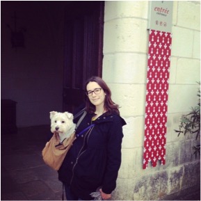 Zadig and I in front of the entrance of a castle